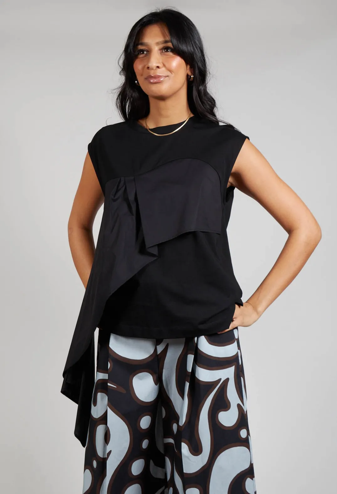 Mei Meij Tops^Asymmetric Cut Top in Black