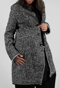 Moyuru Coats^Chevron Stripe Coat in Black