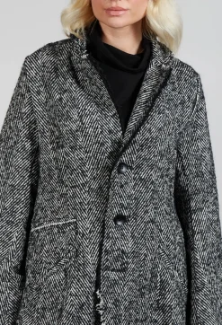 Moyuru Coats^Chevron Stripe Coat in Black