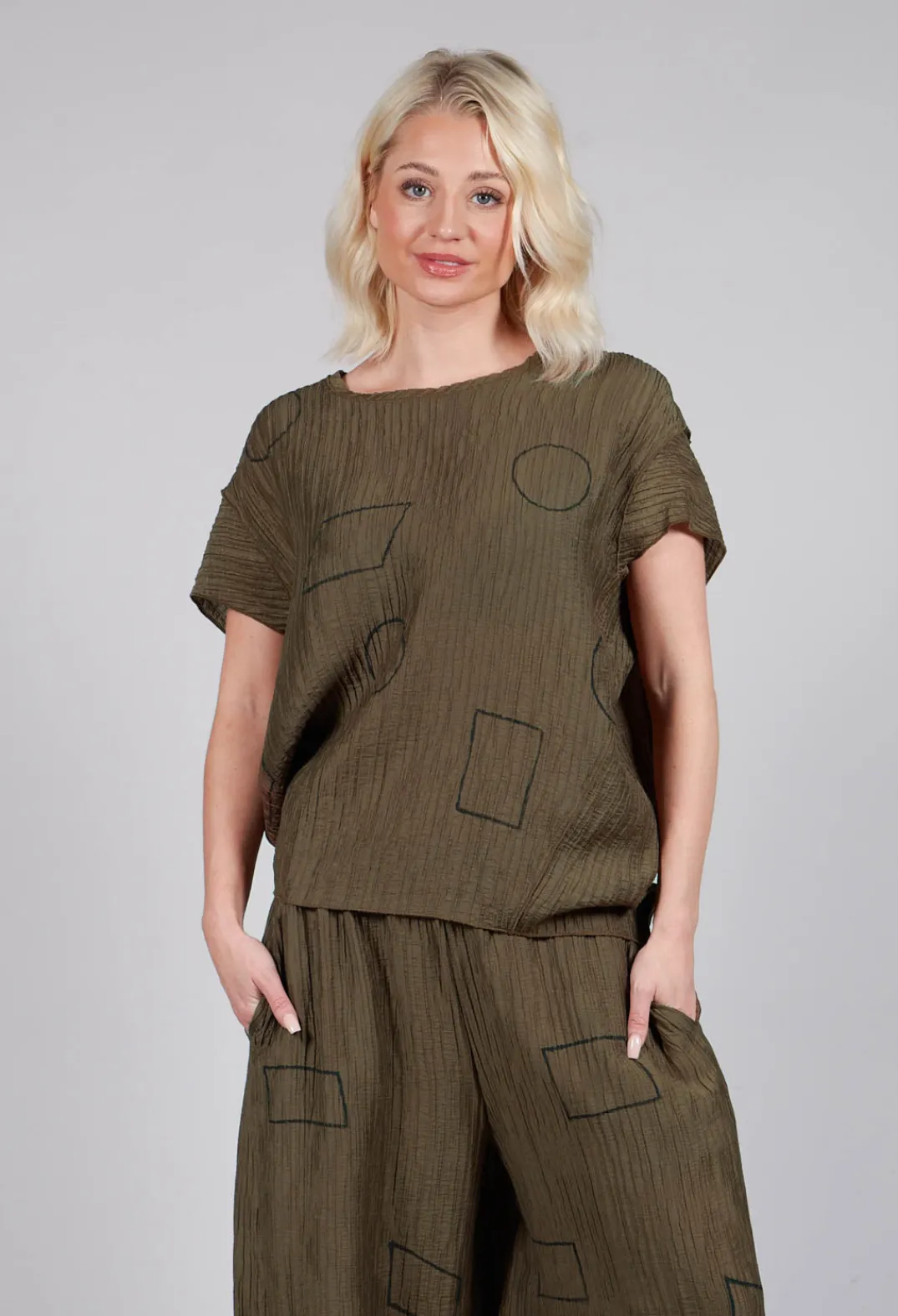 Tadashi Tops^Crinkle Geometric Top in Ciocco