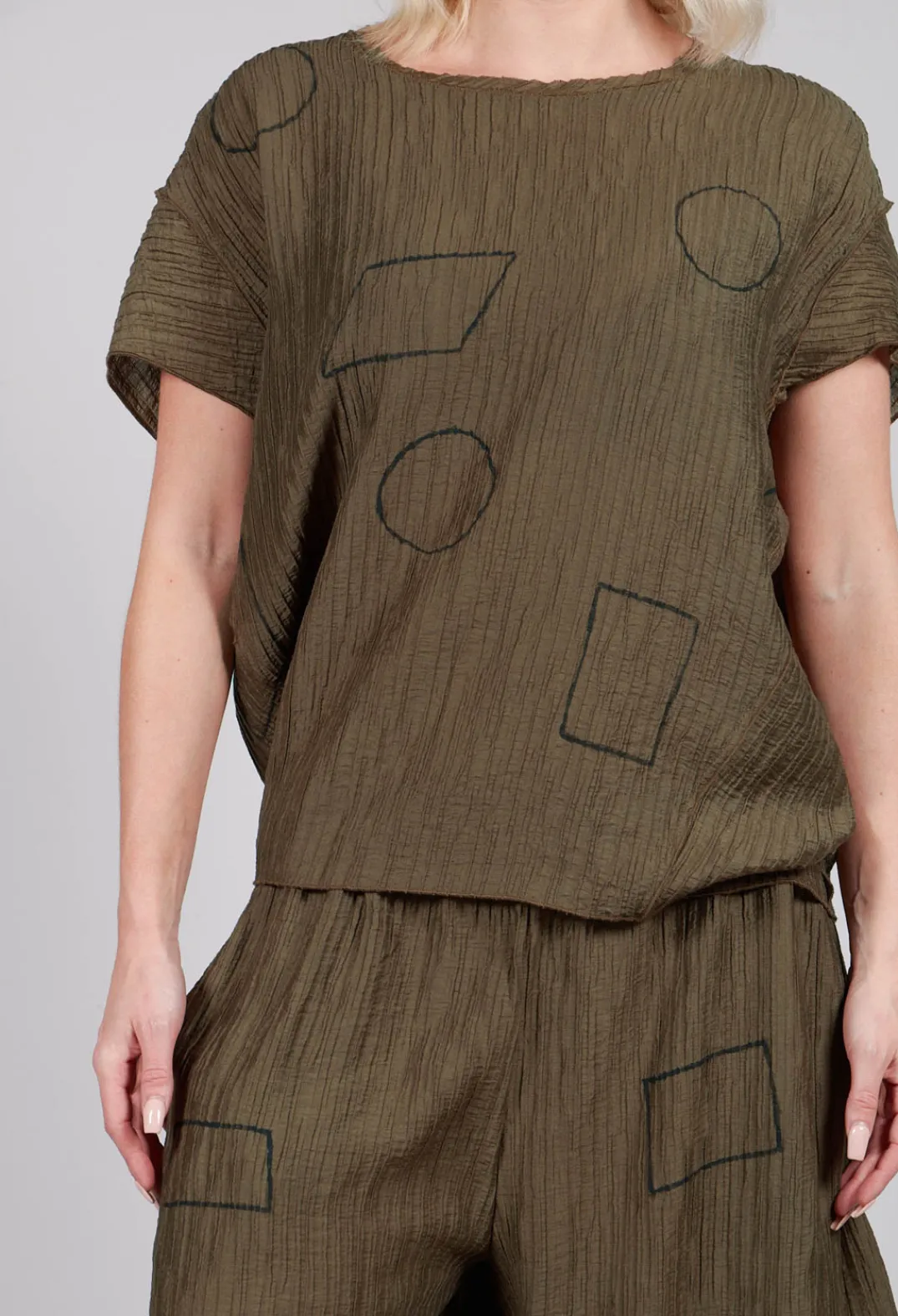 Tadashi Tops^Crinkle Geometric Top in Ciocco