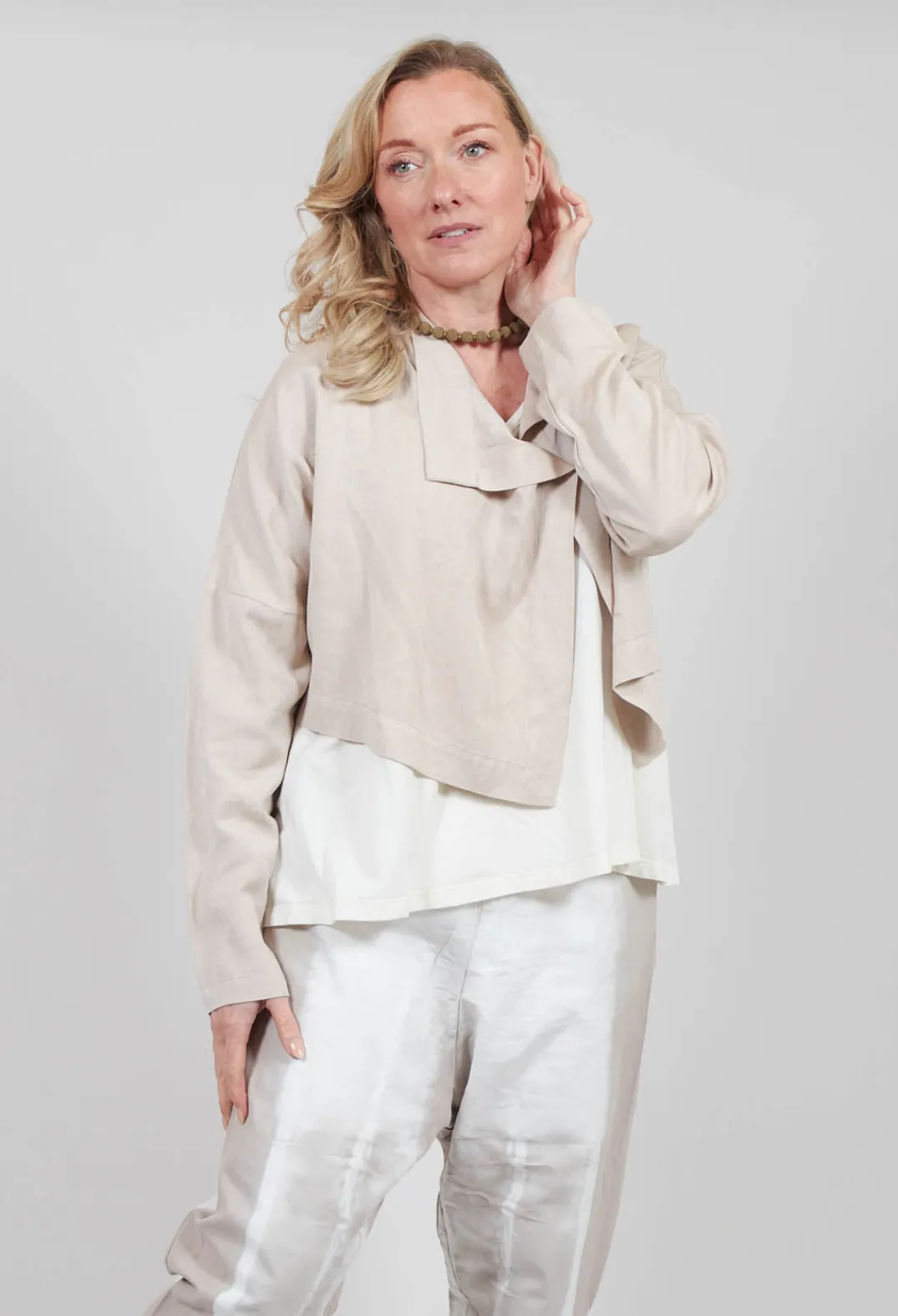 Nijii Jackets^Cropped Cardigan with Pointed Collar in Beige