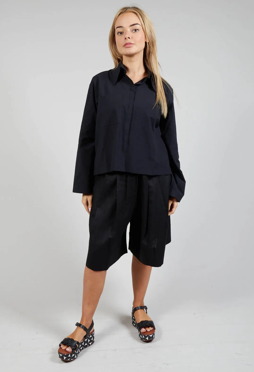 Les Filles d'Ailleurs Tops^Cropped Patch Pocket Shirt in Black