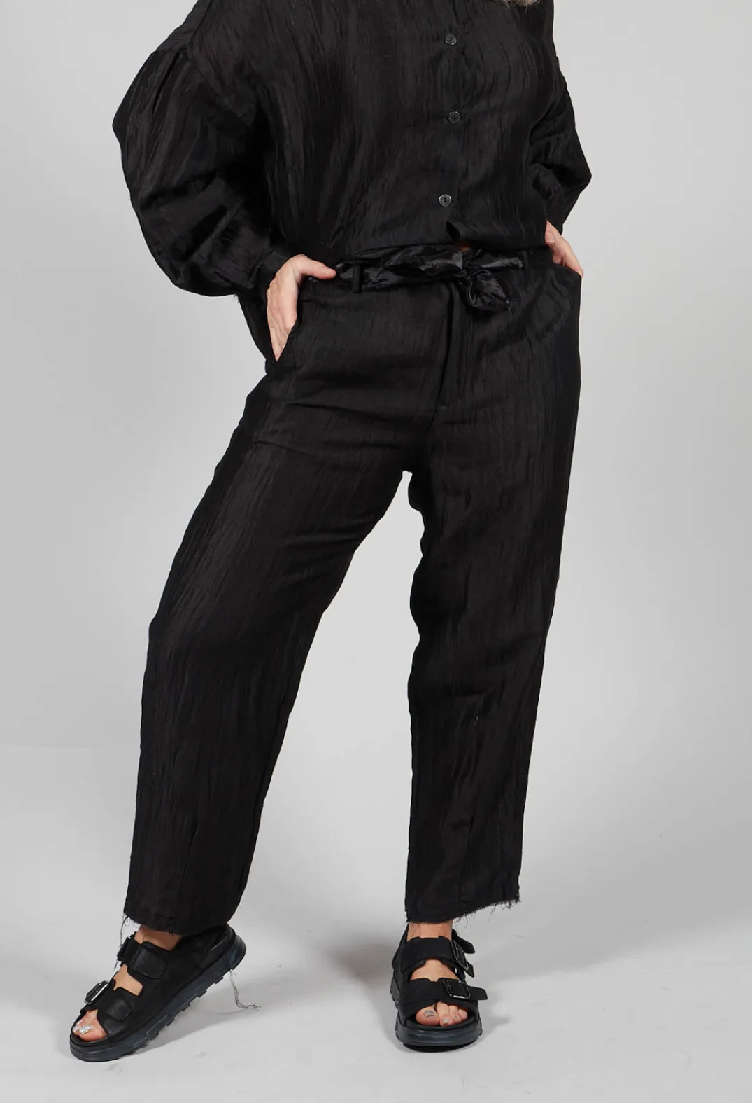 Sanctamuerte Trousers^Cropped Trousers in Lino Crush Nero