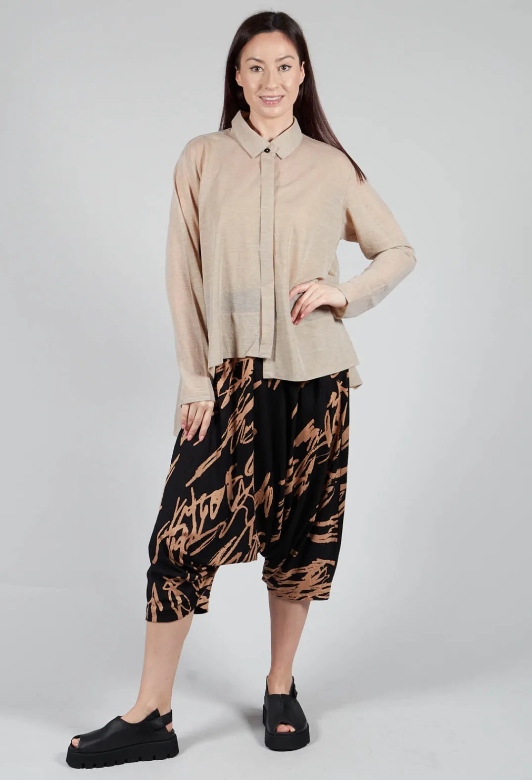 Moyuru Shirts & Blouses^Front Crop Shirt in Beige