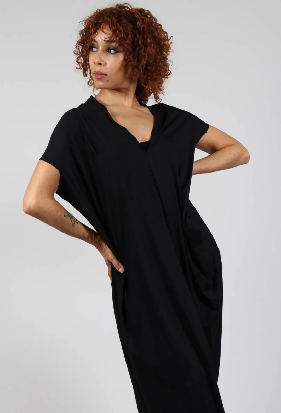 Bread and Butter Dresses^Loose V-Neck Dress in Black