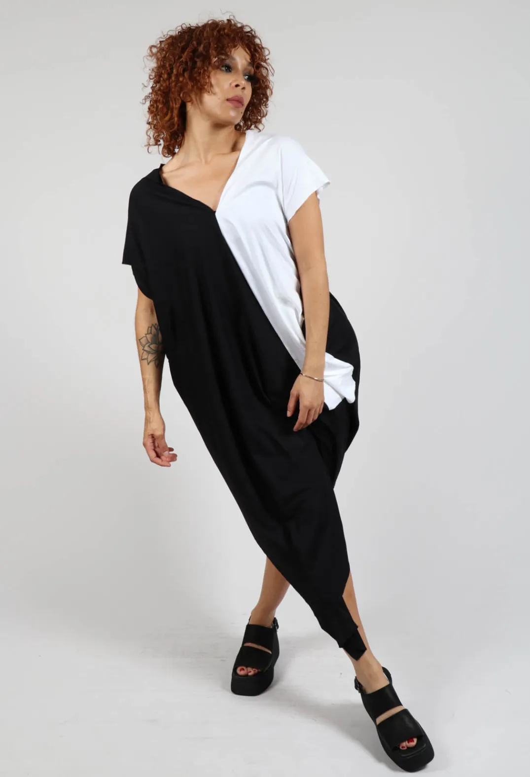 Bread and Butter Dresses^Loose V-Neck Dress in Black and White