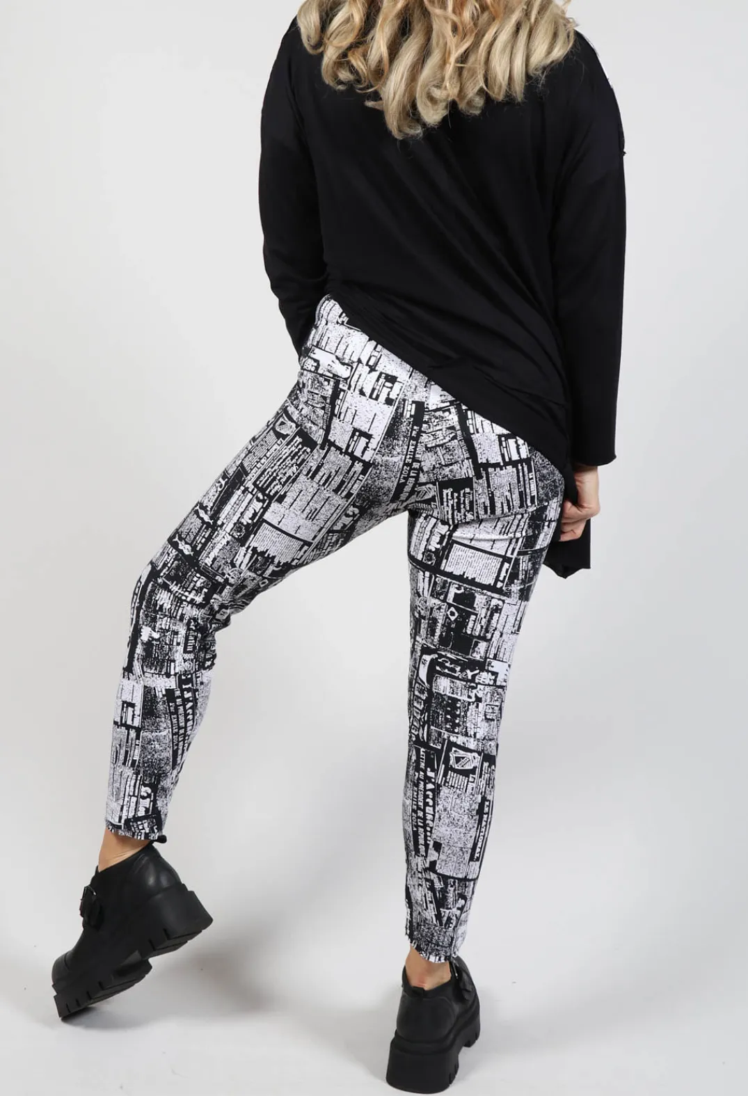 Bread and Butter Leggings^Newspaper Print Leggings in Black
