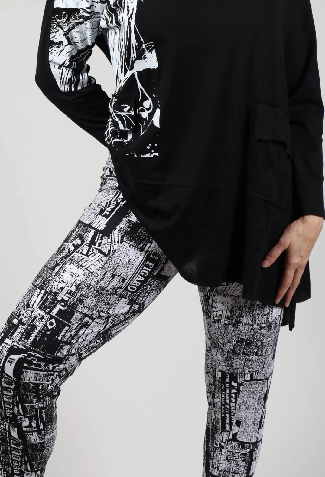 Bread and Butter Leggings^Newspaper Print Leggings in Black