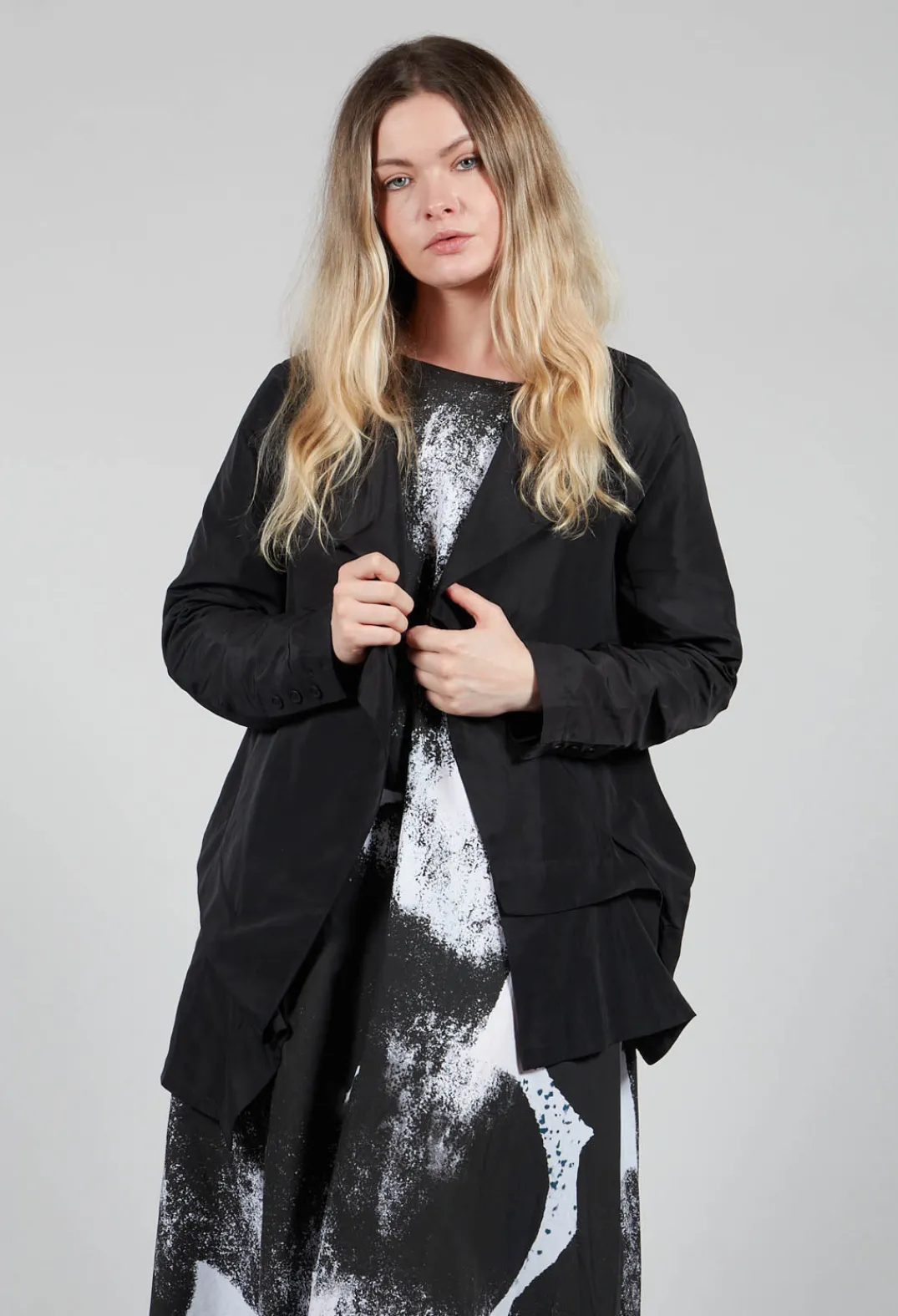 Moyuru Jackets^Open Collar Jacket with Hemline Feature in Black