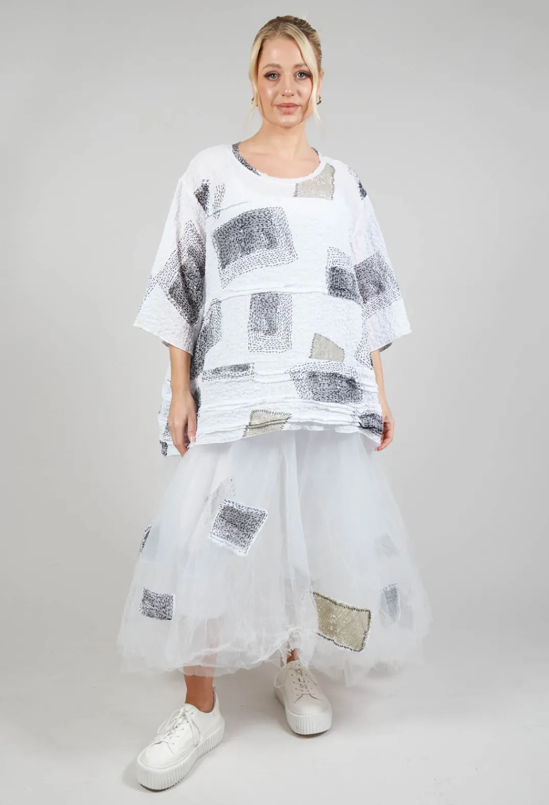 Bread and Butter Tops^Patch Print Boxy Top in White and Black