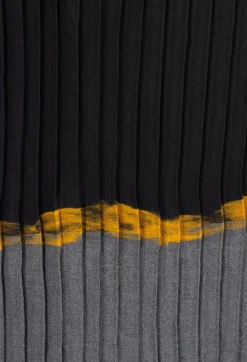 Exquisite J Scarves^Pleated Scarf in Black/Grey