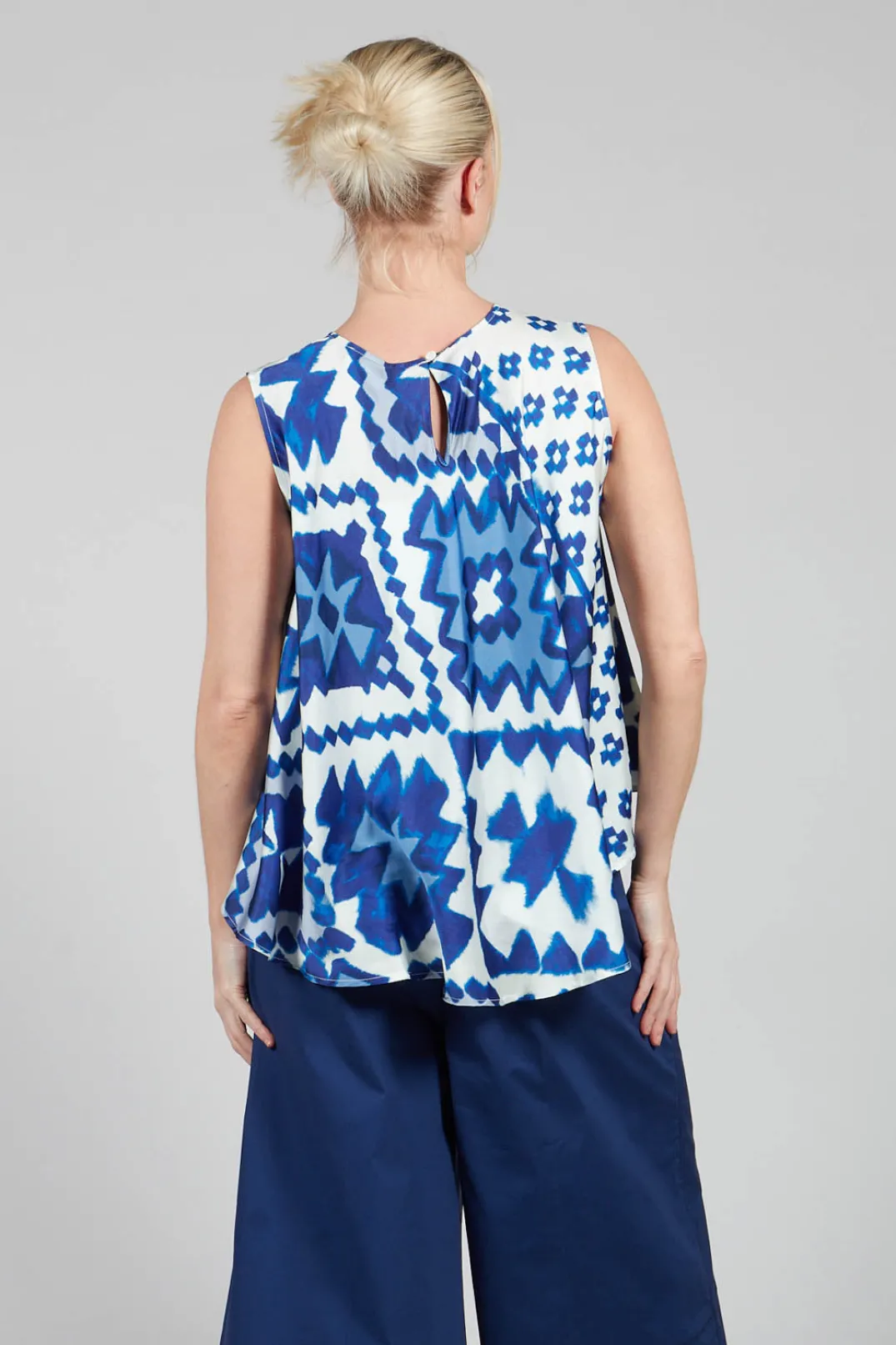 Sfizio Tops^Pleated Sleeveless Blouse in Maya Print