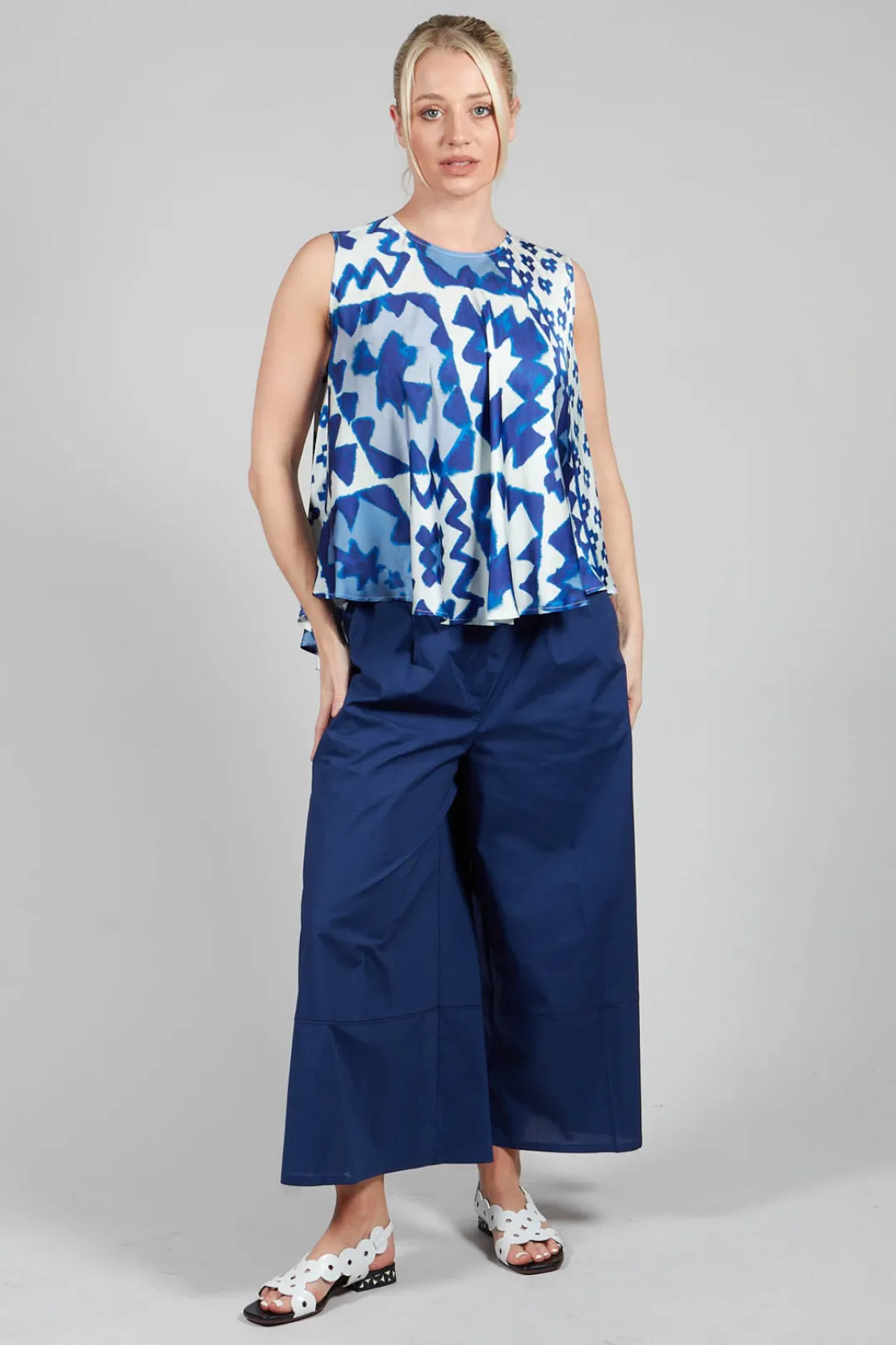 Sfizio Tops^Pleated Sleeveless Blouse in Maya Print