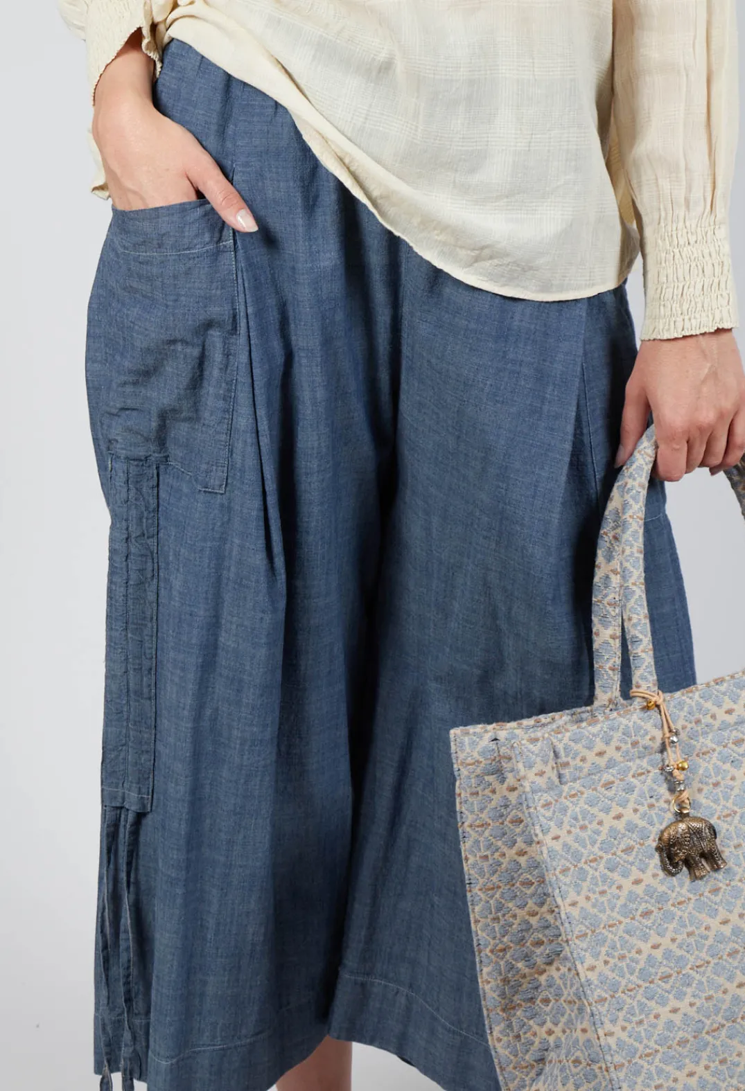 Amici Trousers^Pull String Capri Trousers in Oyster Grey