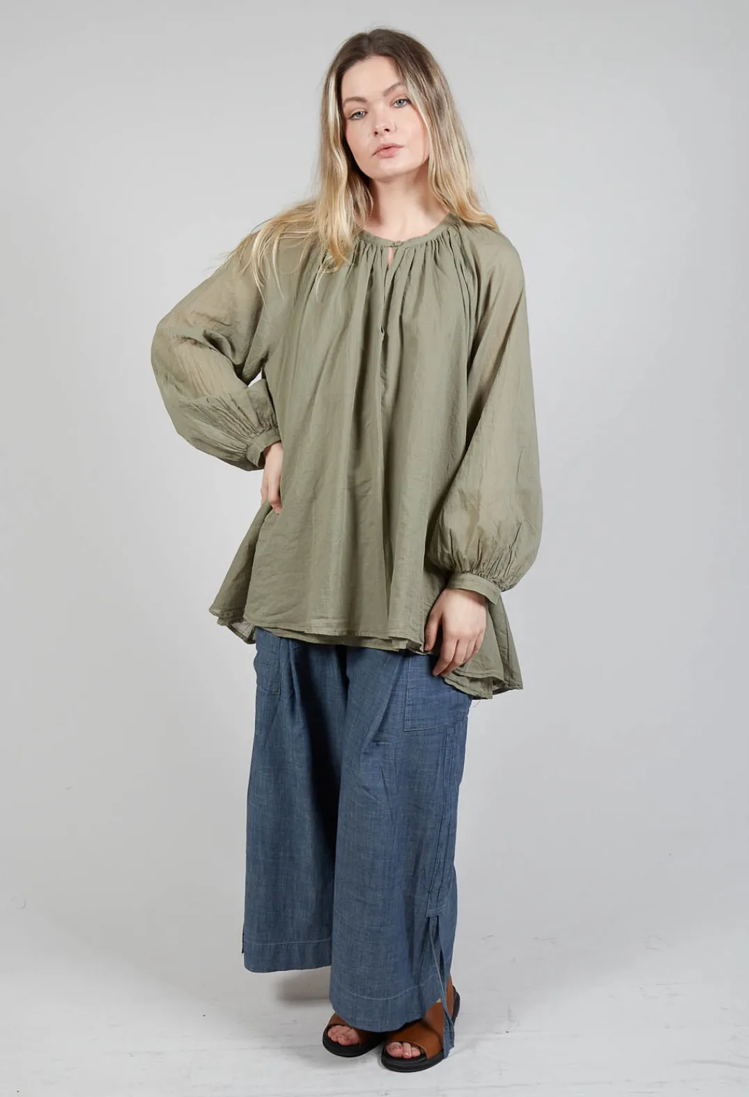 Amici Trousers^Pull String Capri Trousers in Oyster Grey