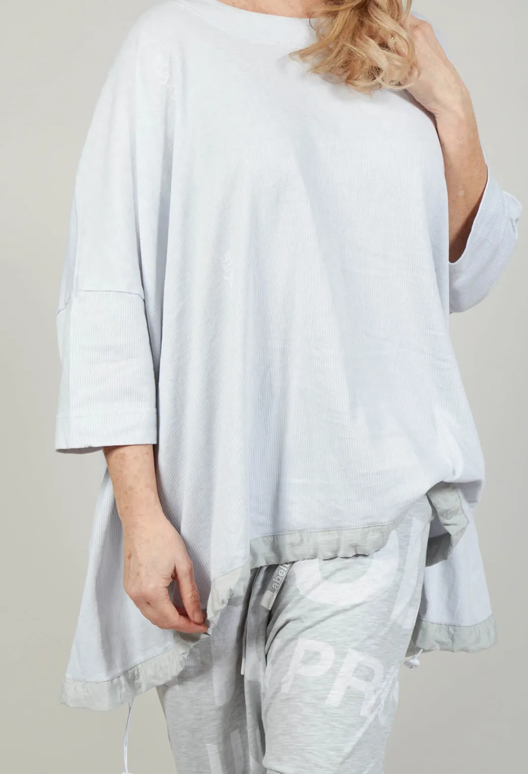Rundholz Black Label Tops^Relaxed Fit T Shirt with Drawstring Hem in Grey Print