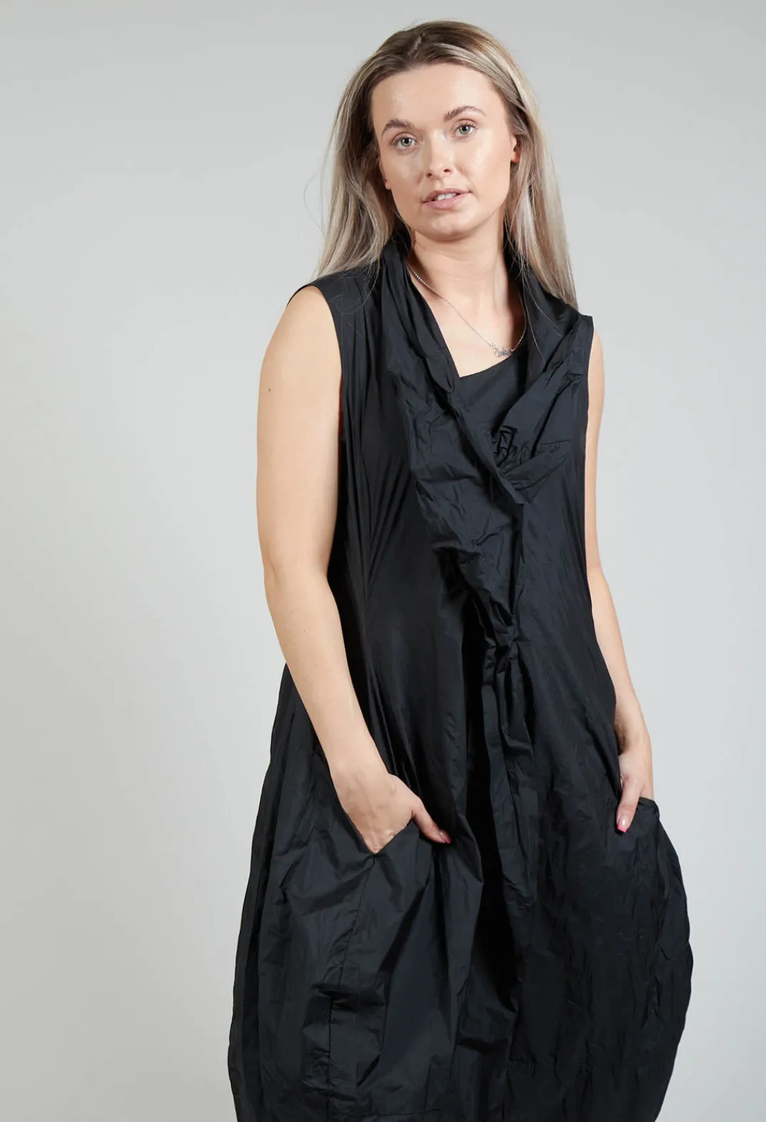 Rundholz Black Label Dresses^Sleeveless Dress with Neckline Detail in Black