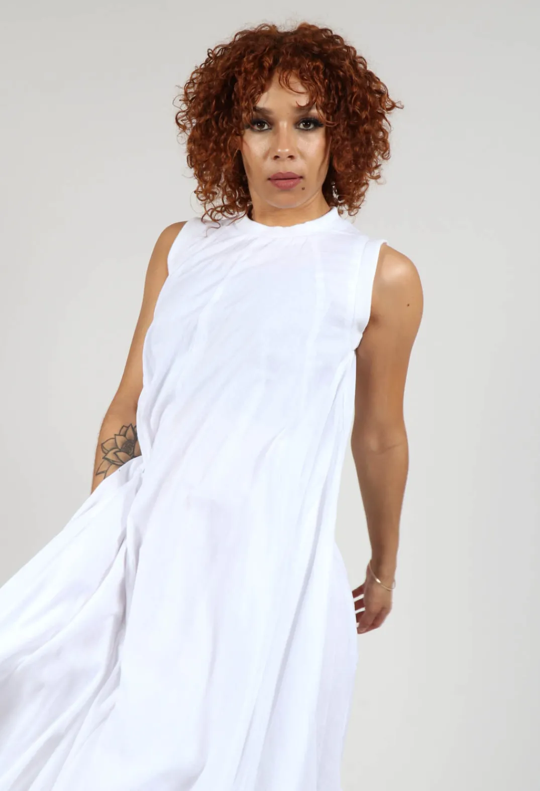 Bread and Butter Dresses^Sleeveless Maxi dress in White