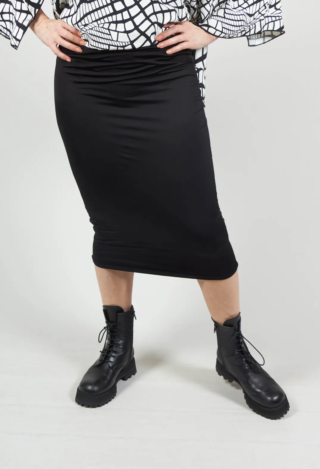 Xenia Design Skirts^Stretch Midi Skirt in Black