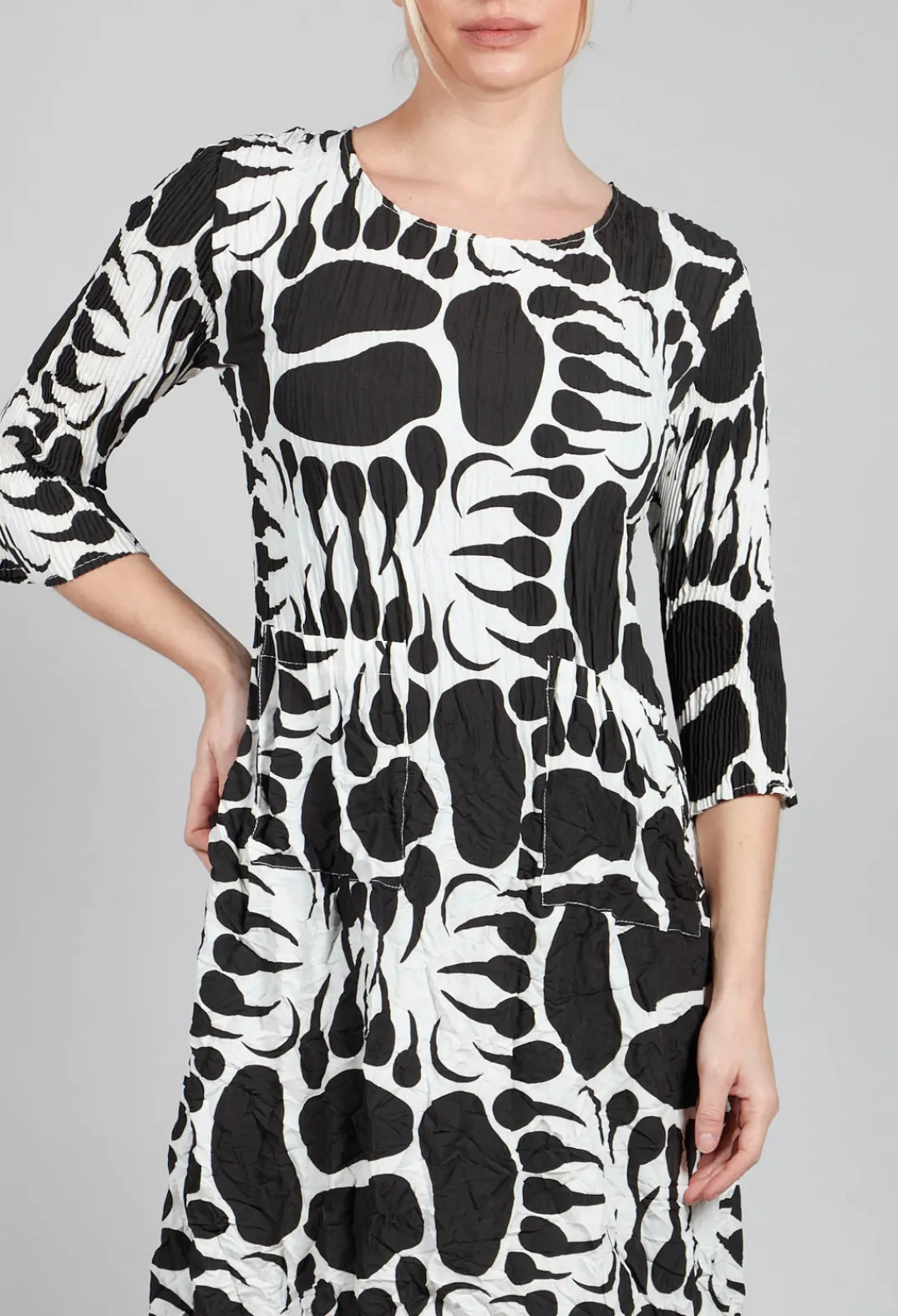 Alquema Dresses^Three Quarter Sleeve Smash Dress in Black and White Moonbeam