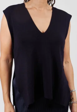 Mei Meij Jumpers^V-Neck Knitted Vest in Nero