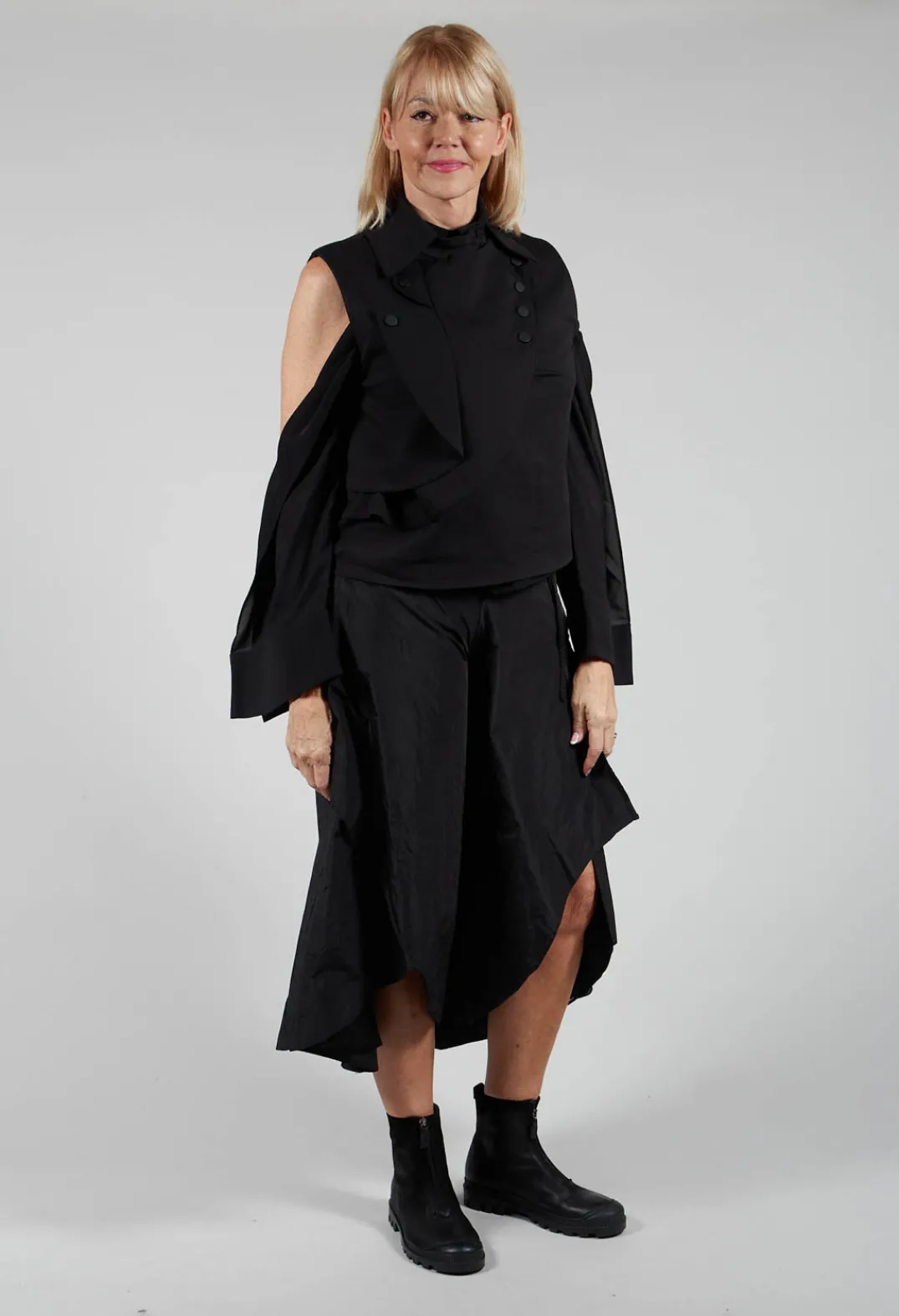 Caraclan Tops^Waistcoat with Popper Fastenings in Black